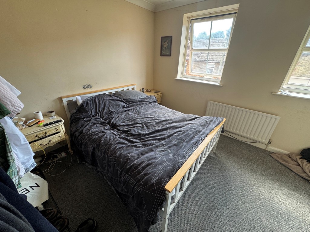 Lot: 168 - FREEHOLD TWO-BEDROOM END-TERRACE HOUSE WITH PARKING - Bedroom 1